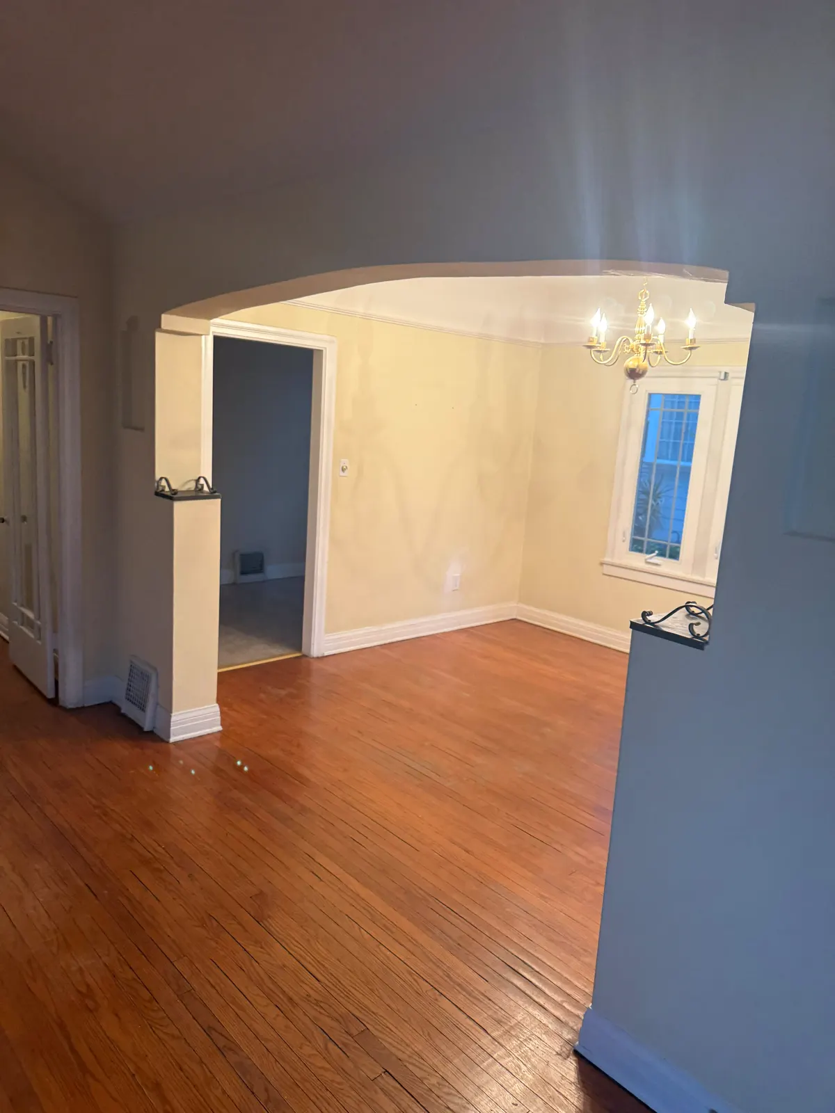 Arched opening into the dining room of a Pasadena plaster home before repair