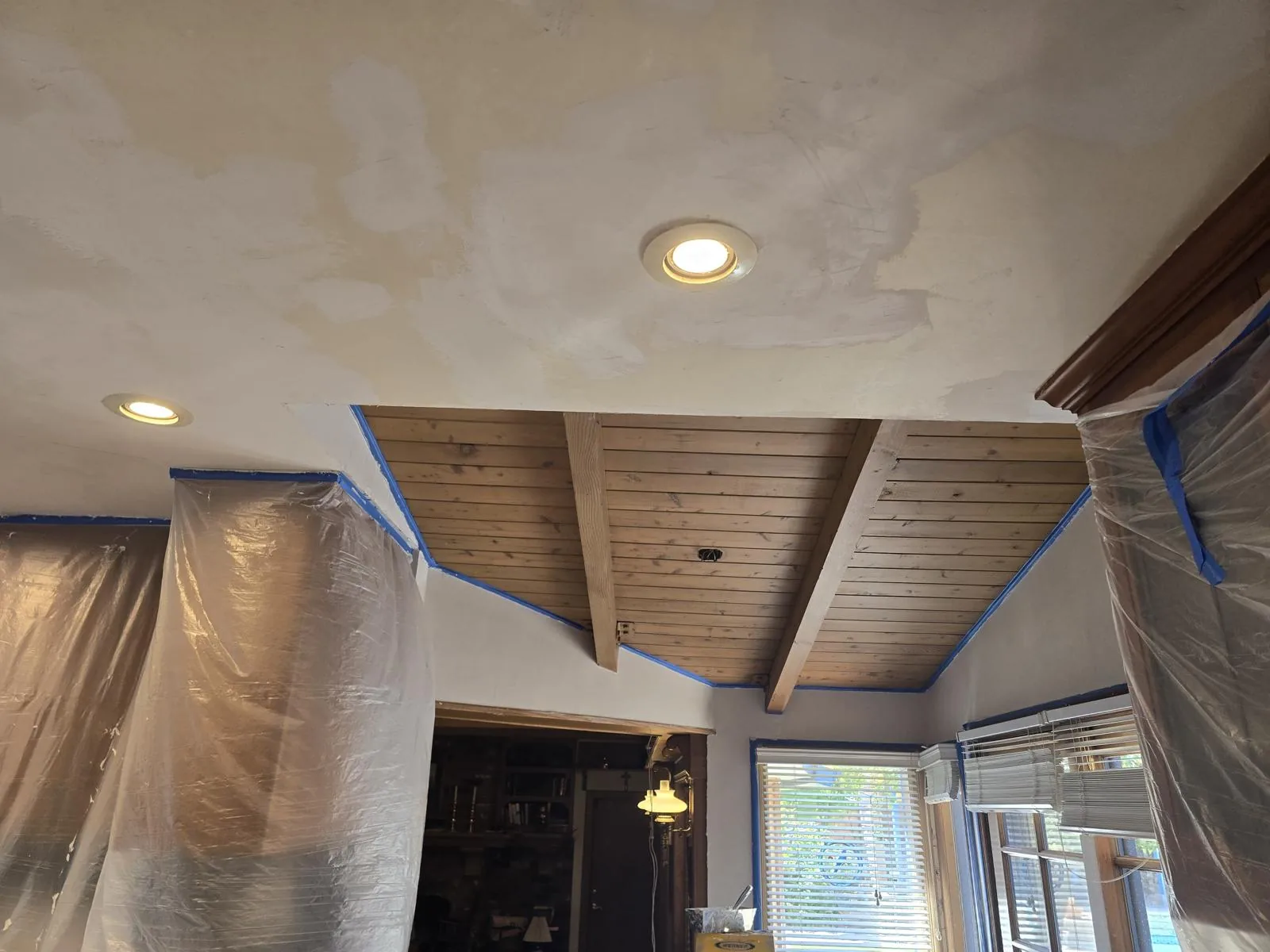 Wallpapered ceiling across the full room, Pasadena