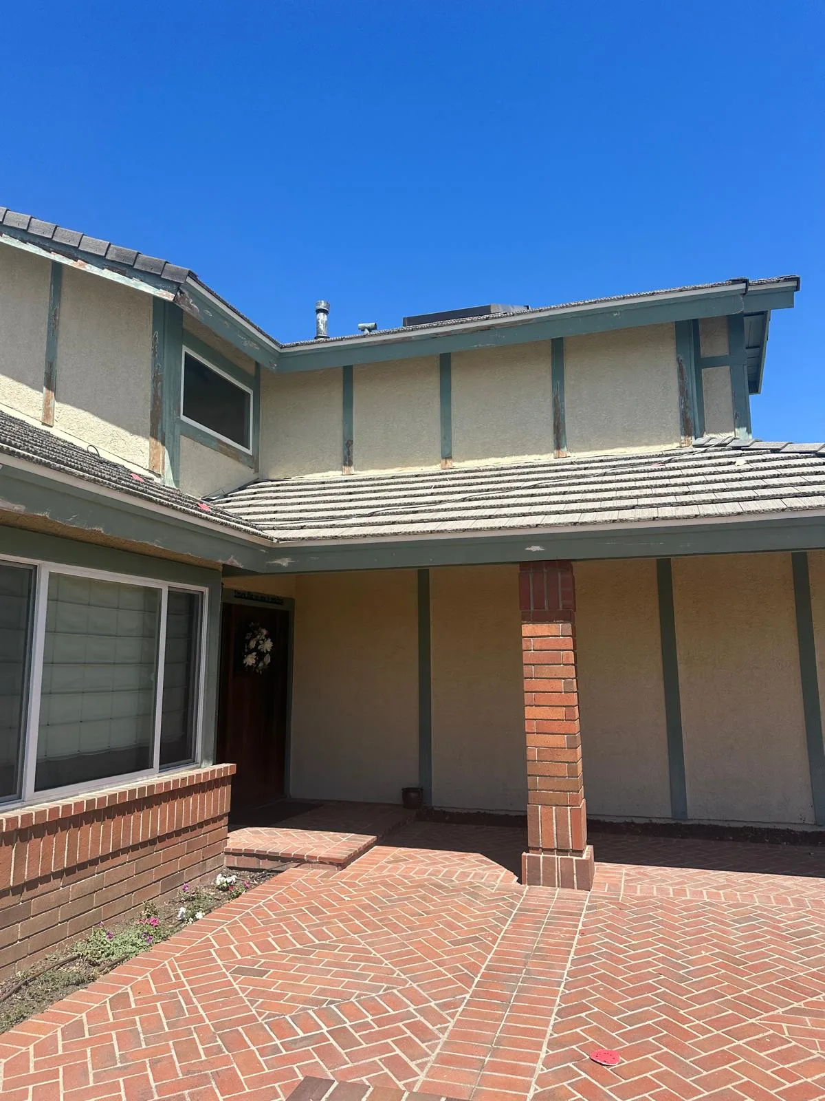 South Pasadena home with faded and worn exterior paint before Ivan's Pro Painting